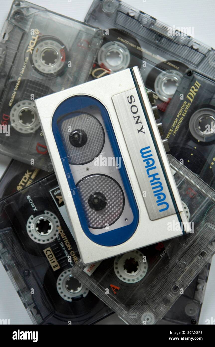 Différents modèles de lecteur de cassettes portable WALKMAN ® Sony emblématique. Banque D'Images