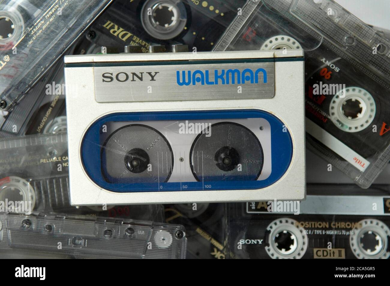 Différents modèles de lecteur de cassettes portable WALKMAN ® Sony emblématique. Banque D'Images