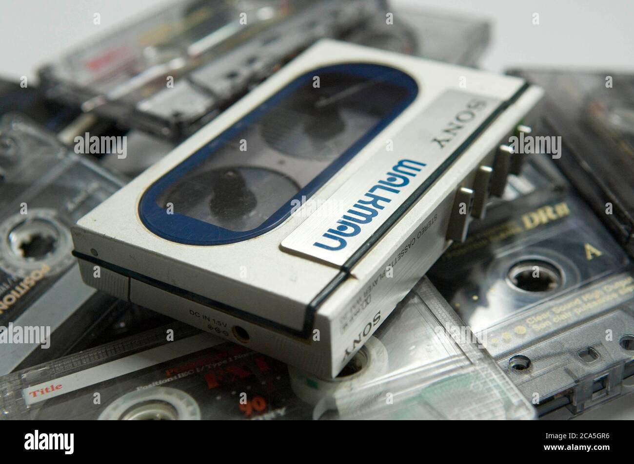 Différents modèles de lecteur de cassettes portable WALKMAN ® Sony emblématique. Banque D'Images