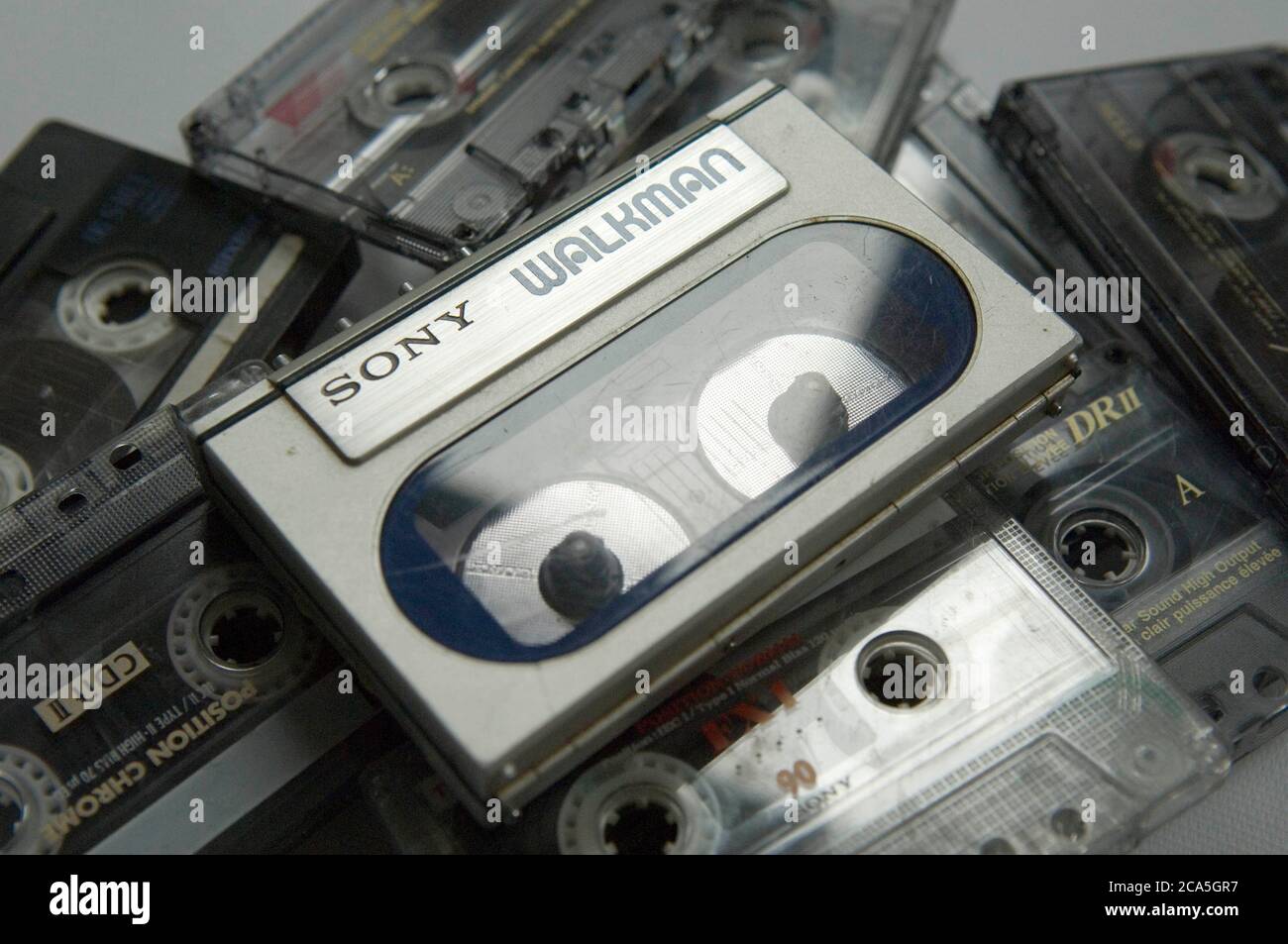 Différents modèles de lecteur de cassettes portable WALKMAN ® Sony emblématique. Banque D'Images