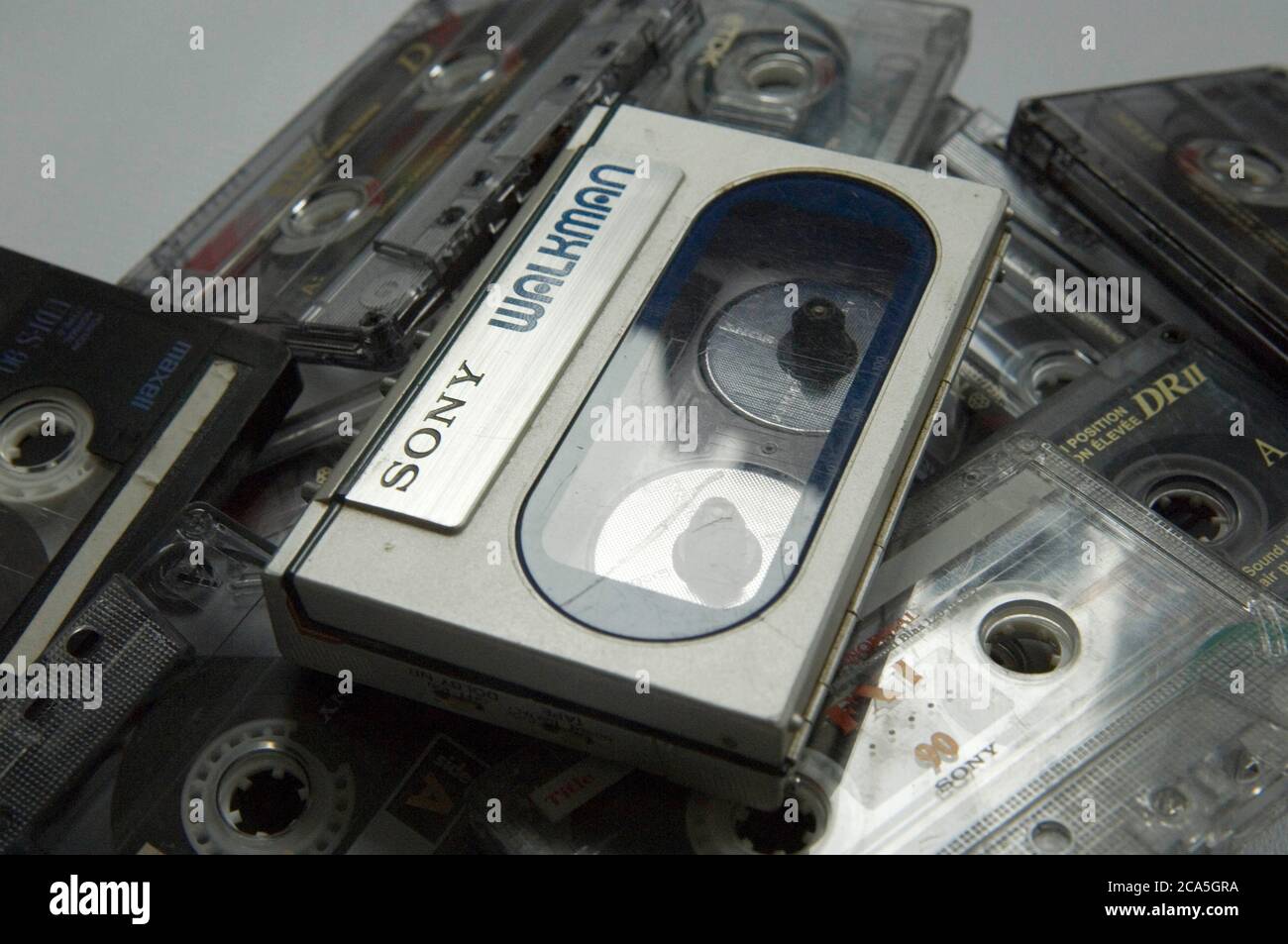 Différents modèles de lecteur de cassettes portable WALKMAN ® Sony emblématique. Banque D'Images