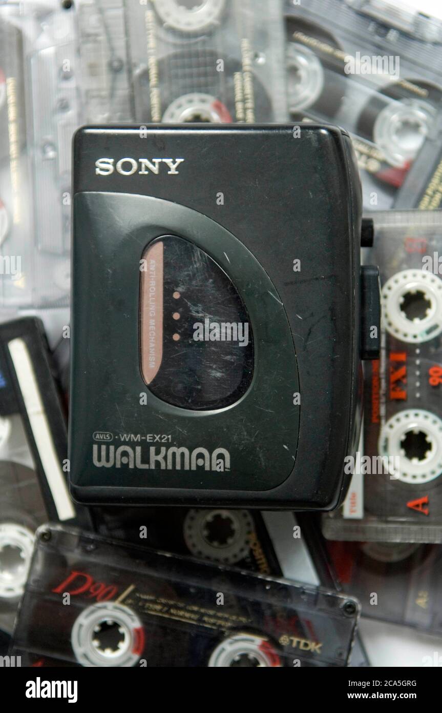 Différents modèles de lecteur de cassettes portable WALKMAN ® Sony emblématique. Banque D'Images