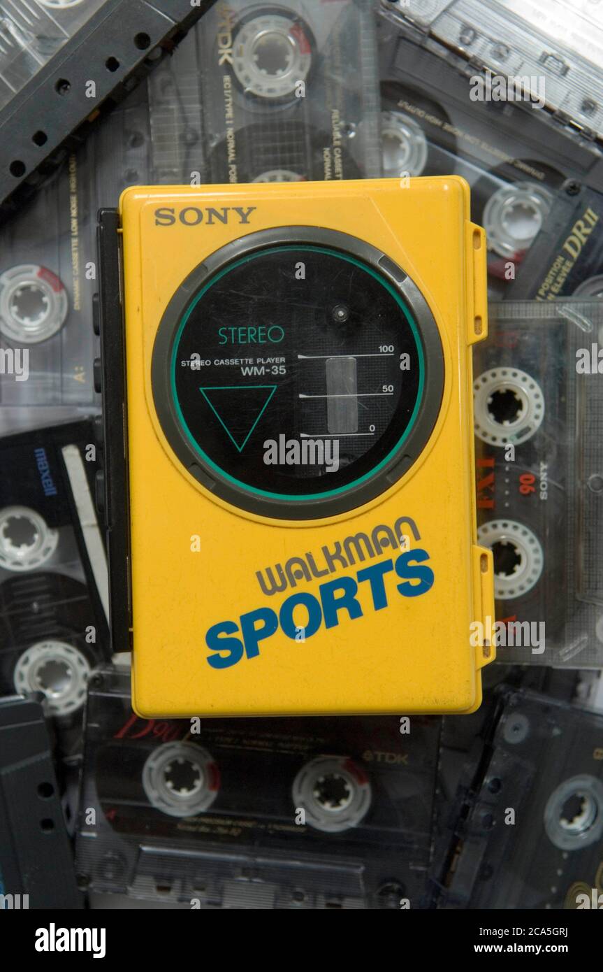 Différents modèles de lecteur de cassettes portable WALKMAN ® Sony emblématique. Banque D'Images