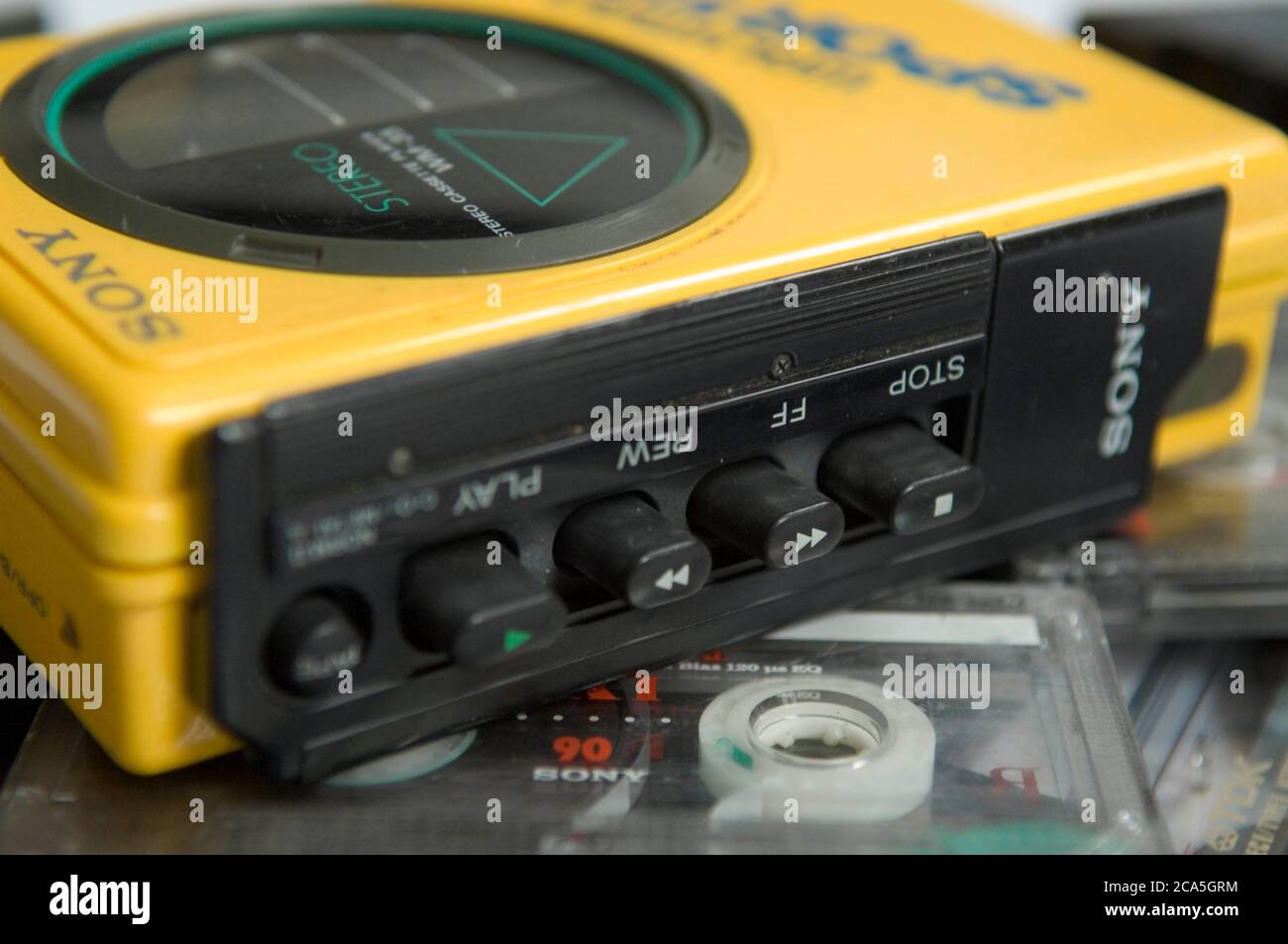 Différents modèles de lecteur de cassettes portable WALKMAN ® Sony emblématique. Banque D'Images