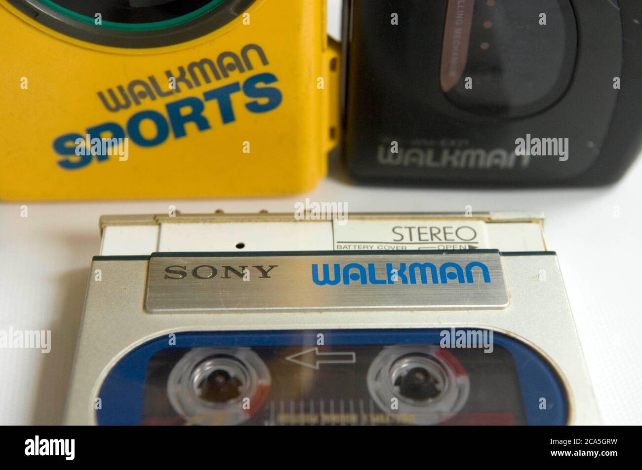 Différents modèles de lecteur de cassettes portable WALKMAN ® Sony emblématique. Banque D'Images