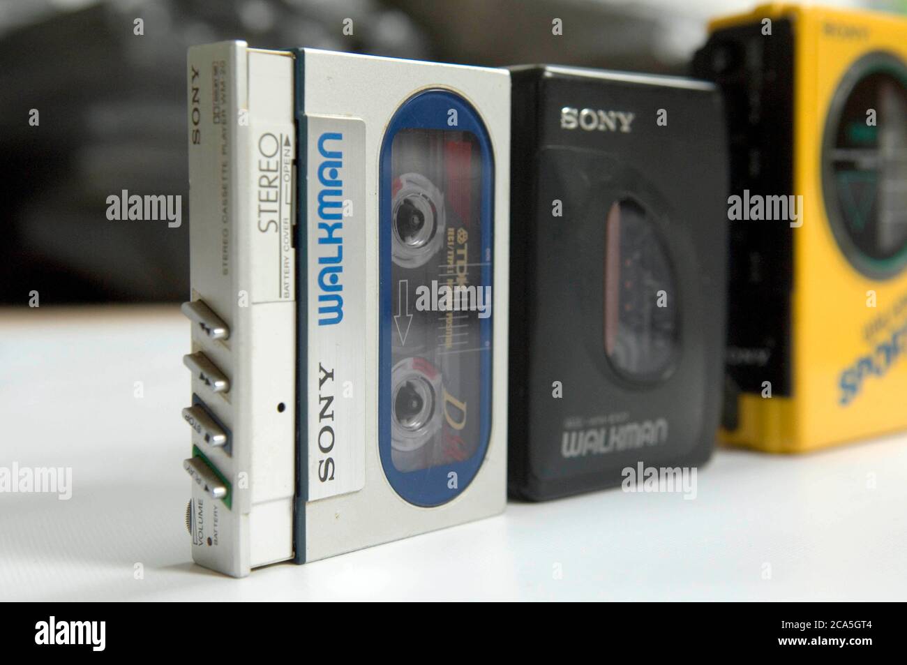 Différents modèles de lecteur de cassettes portable WALKMAN ® Sony emblématique. Banque D'Images