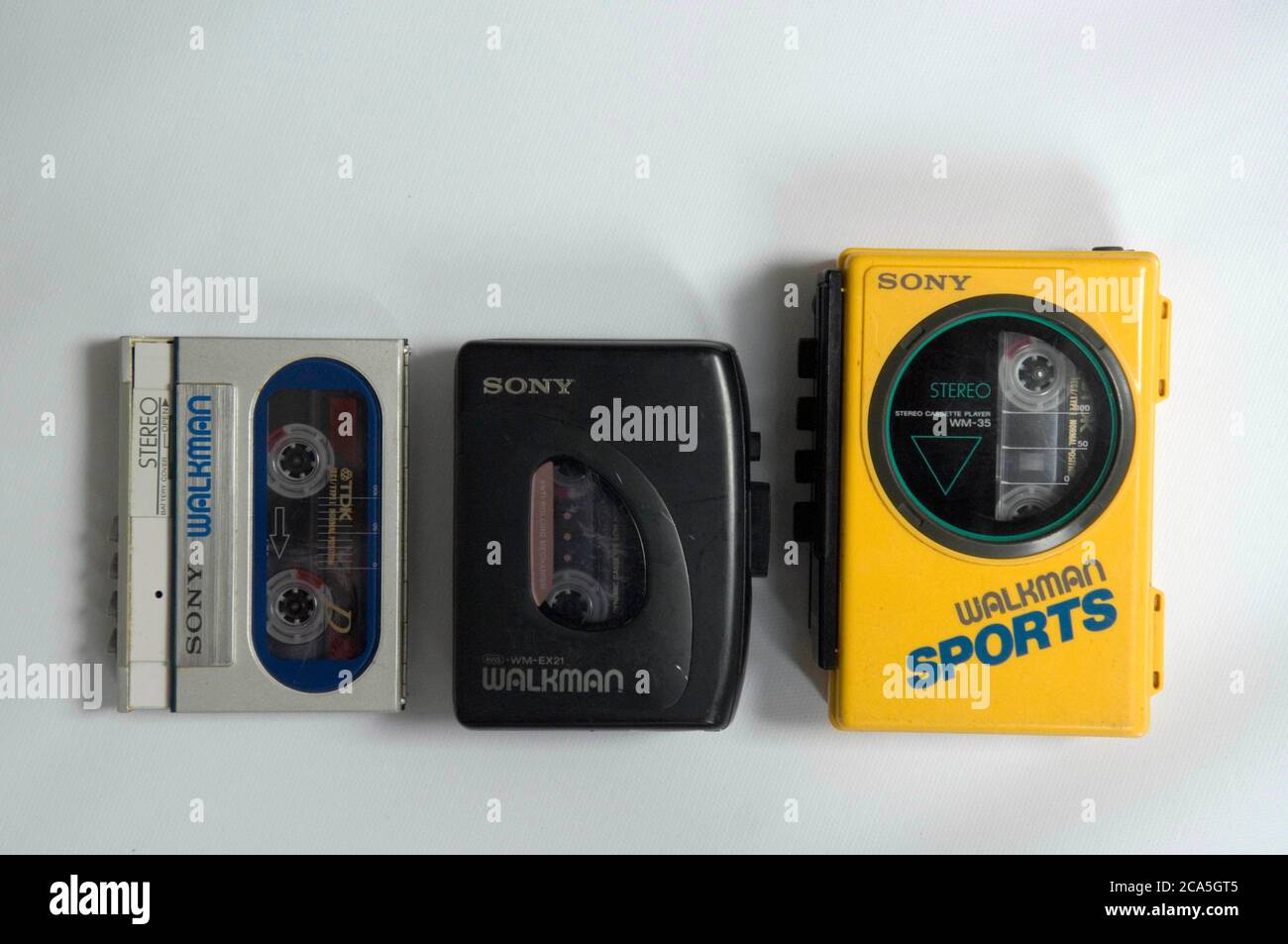 Différents modèles de lecteur de cassettes portable WALKMAN ® Sony emblématique. Banque D'Images