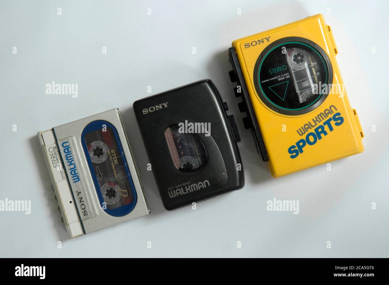 Différents modèles de lecteur de cassettes portable WALKMAN ® Sony emblématique. Banque D'Images