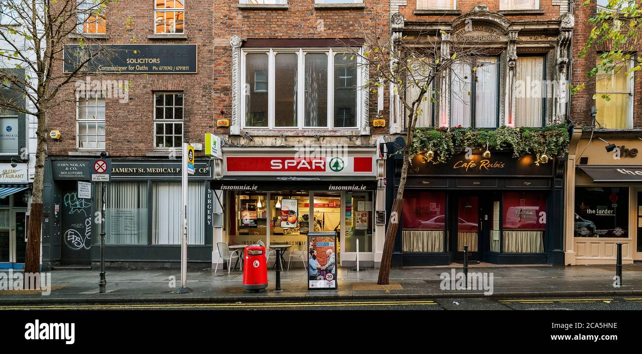 Rue avec maisons de ville, centre-ville, Dublin, Irlande Banque D'Images
