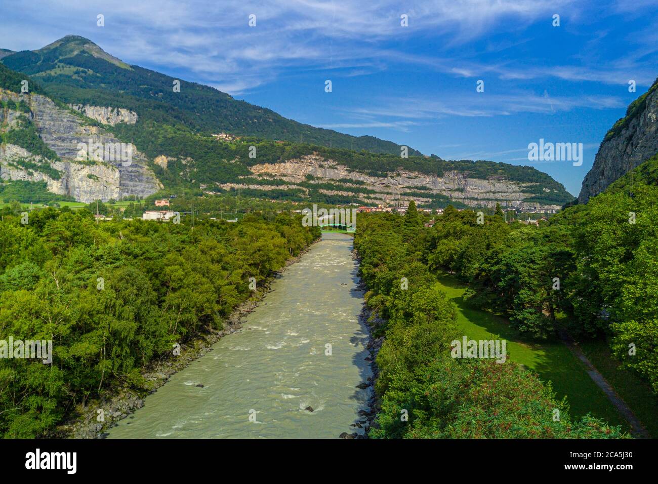 Suisse, canton de Vaud, Lavey-Morcles, le Rhône encore tumultueux à quelques kilomètres en amont du lac Léman (vue aérienne) Banque D'Images