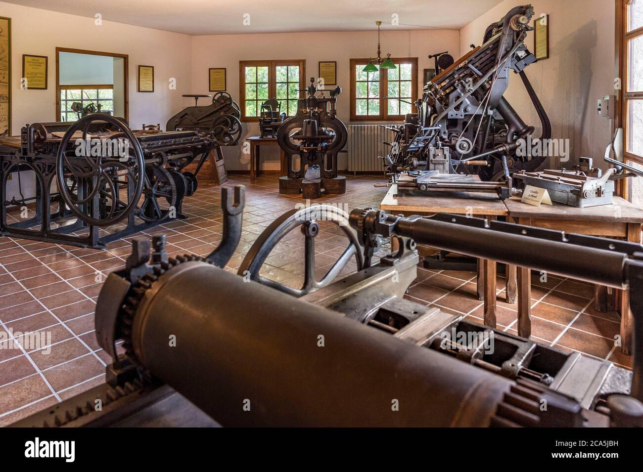 France, Savoie, les Marches, route du savoir-faire et des sites culturels de Chartreuse, au Moulin de la Tourne l'artisan papier Amandine Felix crée du papier chiffon (papier artisanal produit à partir de tissus recyclés en coton, chanvre, laine ou jeans), maintenant ainsi un savoir-faire artisanal de 500 ans dans la région, Ici les presses à imprimer dans la salle C?sar GAILLARD (imprimante maître 1908-1973) Banque D'Images