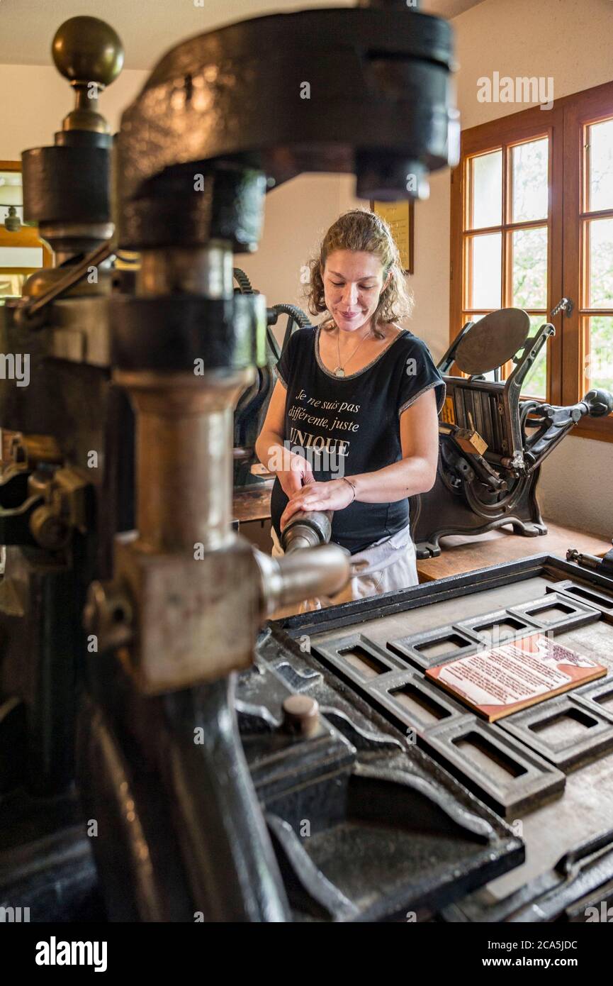 France, Savoie, les Marches, route du savoir-faire et des sites culturels de Chartreuse, au Moulin de la Tourne l'artisan papier Amandine Felix crée du papier chiffon (papier artisanal produit à partir de tissus recyclés en coton, chanvre, laine ou jeans), maintenant ainsi un savoir-faire artisanal de 500 ans dans la région, Dans la salle C?sar GAILLARD (imprimante principale 1908-1973) une presse typographique Banque D'Images