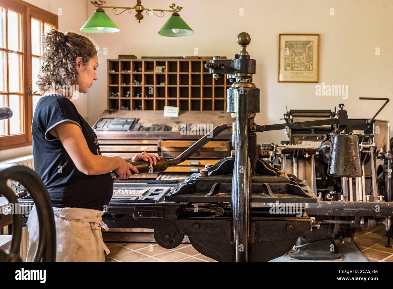 France, Savoie, les Marches, route du savoir-faire et des sites culturels de Chartreuse, au Moulin de la Tourne l'artisan papier Amandine Felix crée du papier chiffon (papier artisanal produit à partir de tissus recyclés en coton, chanvre, laine ou jeans), maintenant ainsi un savoir-faire artisanal de 500 ans dans la région, Dans la salle C?sar GAILLARD (imprimante principale 1908-1973) une presse typographique Banque D'Images