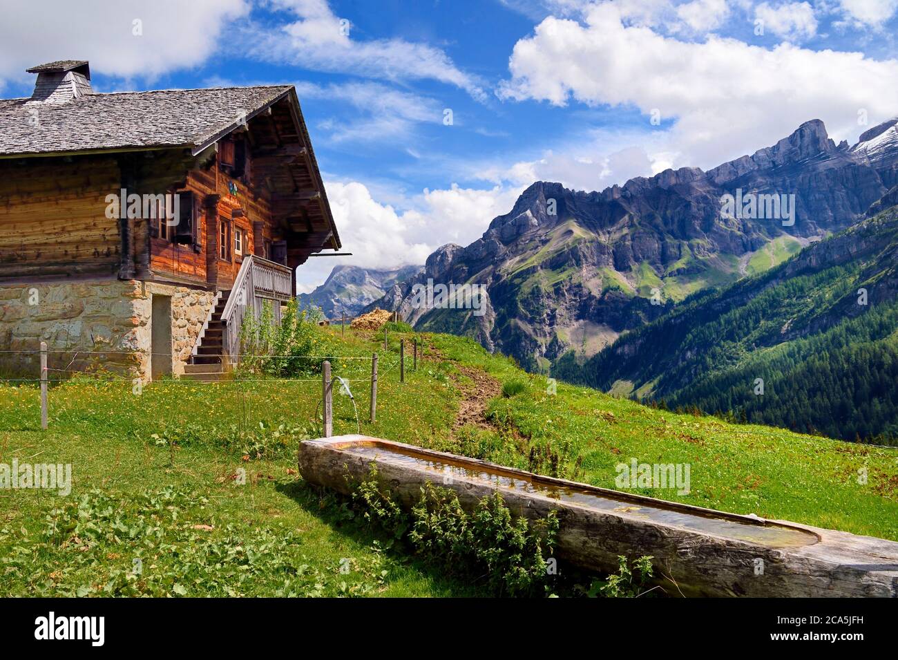 Suisse, canton de Vaud, Ormont-dessus, les Diablerets, ferme au lac de Retaud au-dessus du col du Pillon et de la montagne Schluchhorn en arrière-plan Banque D'Images