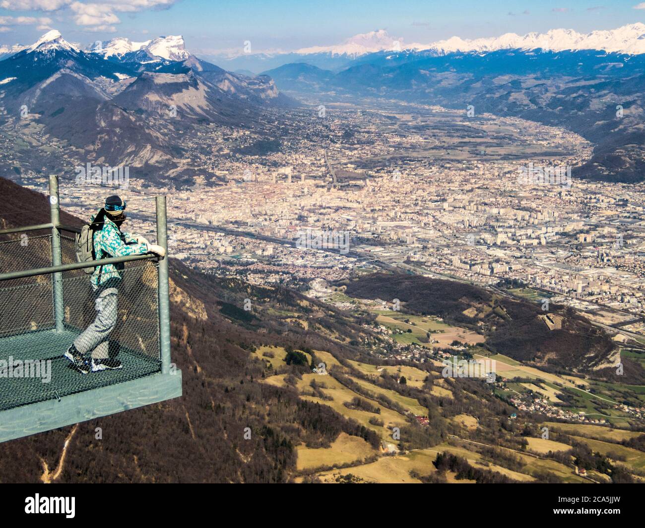 France, Isère, Parc régional du Vercors, Lans en Vercors, vue sur Grenoble et la vallée du GR?sivaudan depuis le pont suspendu du Vertige des cimes, Mont blanc en arrière-plan Banque D'Images