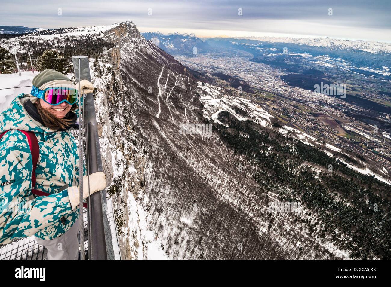 France, Isère, Parc régional du Vercors, Lans en Vercors, vue sur Grenoble et la vallée du GR?sivaudan depuis le pont suspendu du Vertige des cimes, Mont blanc en arrière-plan Banque D'Images