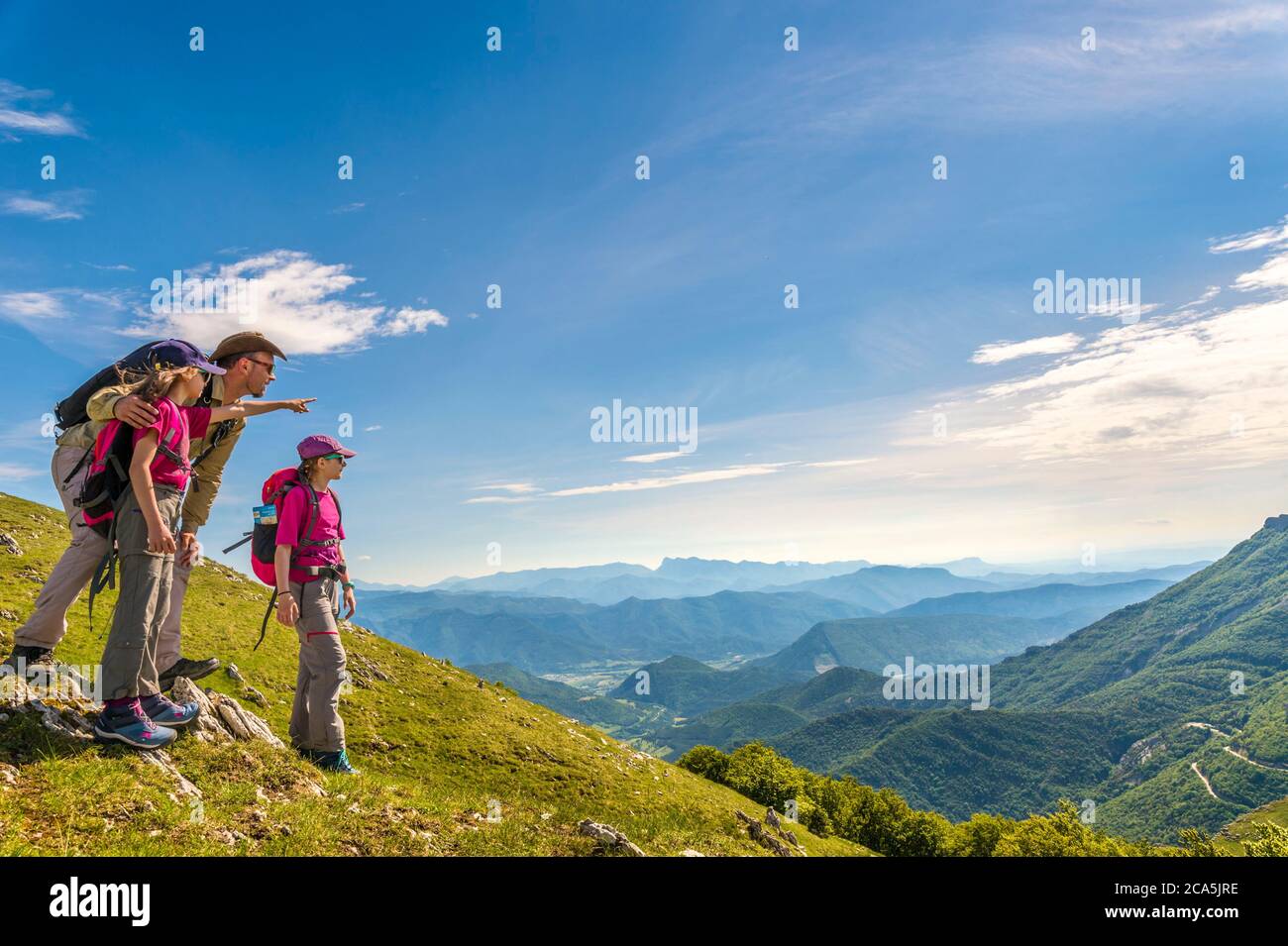 France, Drôme, Parc régional du Vercors, randonnée en famille jusqu'à la montagne de Beure Banque D'Images