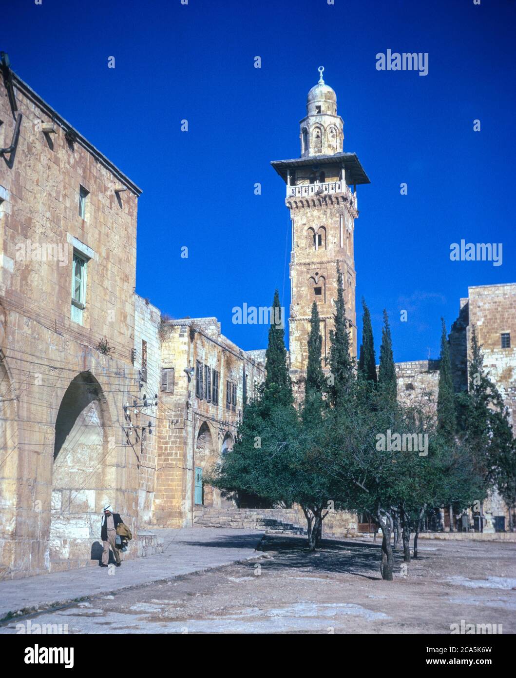 Jérusalem. Minaret de Ghawanima, construit en 1297-98 A.D., dans le Haram Ash-Sharif. Photographié en novembre 1966, sous administration jordanienne. Banque D'Images