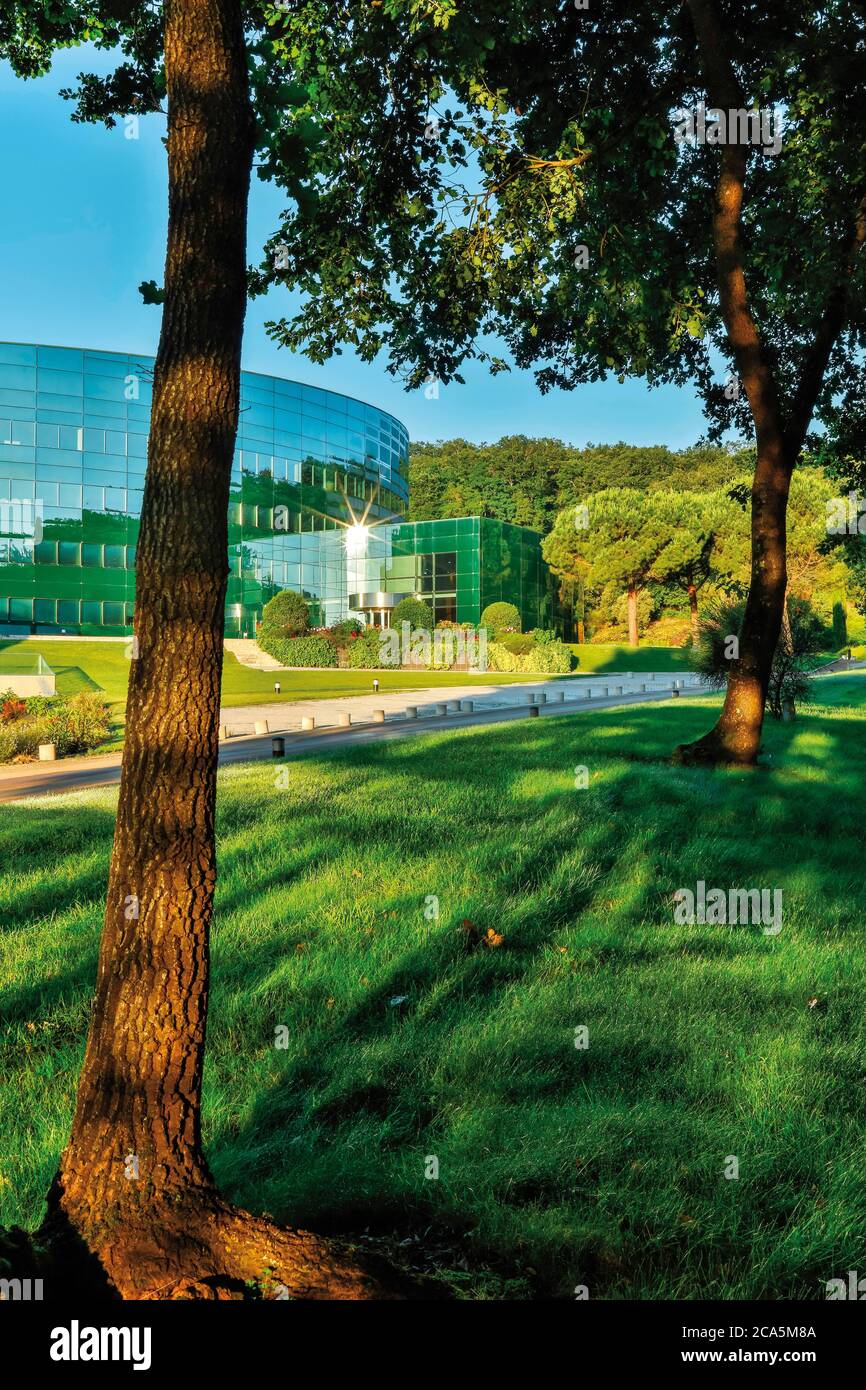 France, Tarn, laboratoires Pierre Fabre, Lavaur, les Cauquillous, extérieur  d'un bâtiment d'architecture moderne et contemporaine en verre au lever du  soleil dans une végétation luxuriante Photo Stock - Alamy