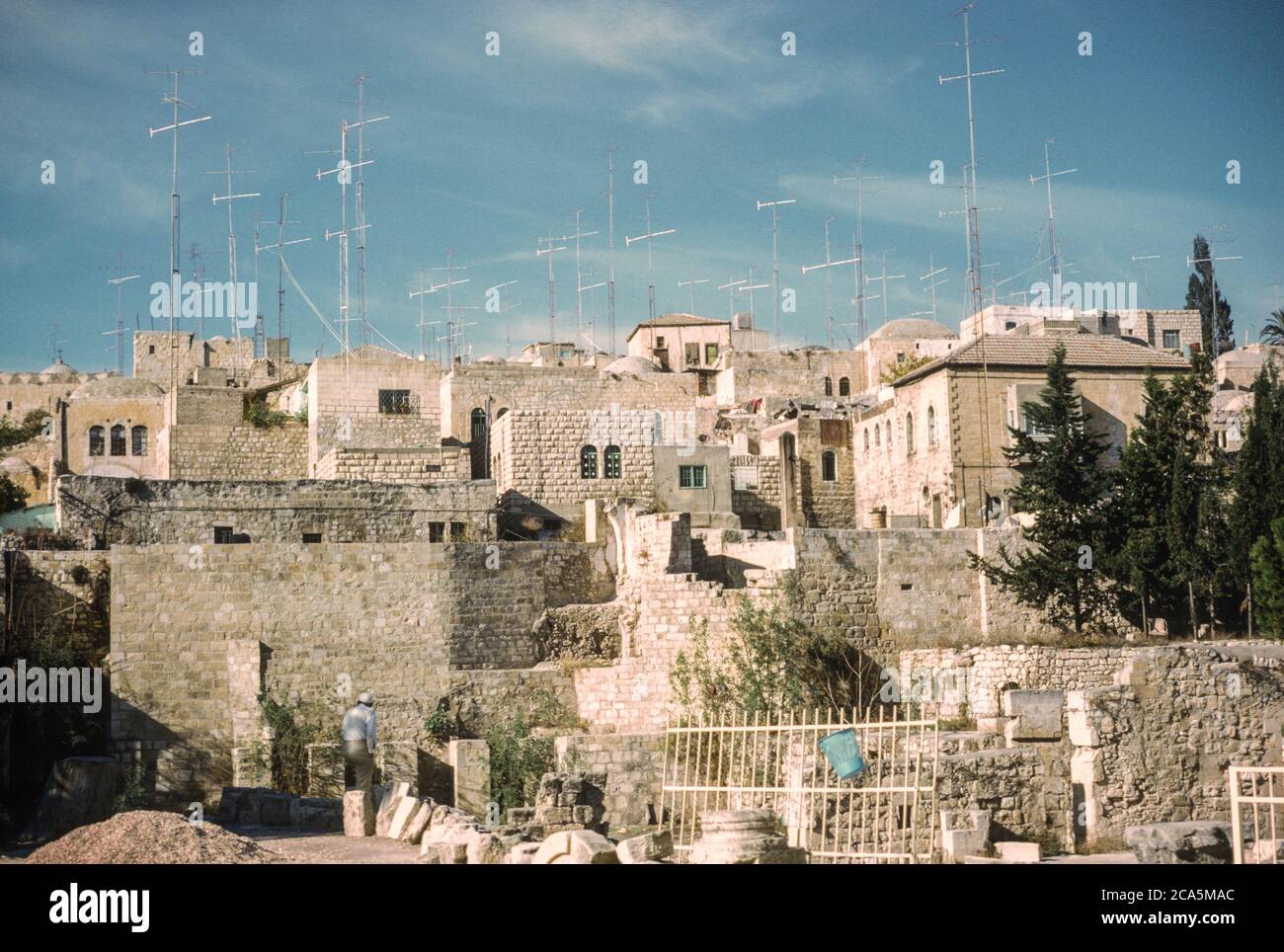 Jérusalem. Maisons de la vieille ville et antennes TV. Photographié décembre 1971. Banque D'Images