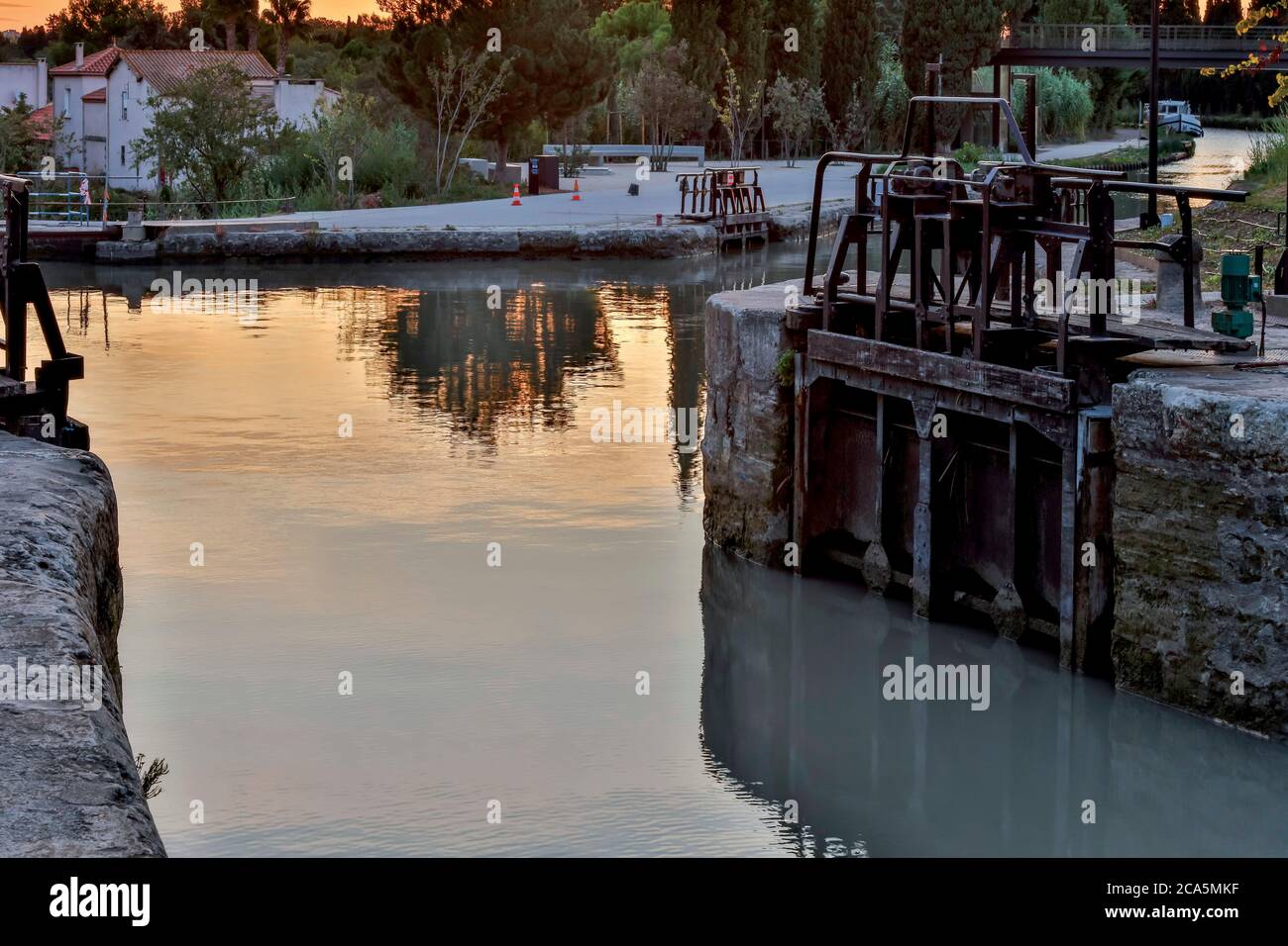 France, Hérault, Canal du midi, classée au patrimoine mondial de l'UNESCO, Béziers, Fonseranes, les neuf écluses de Fonseranes, écluses à l'aube Banque D'Images