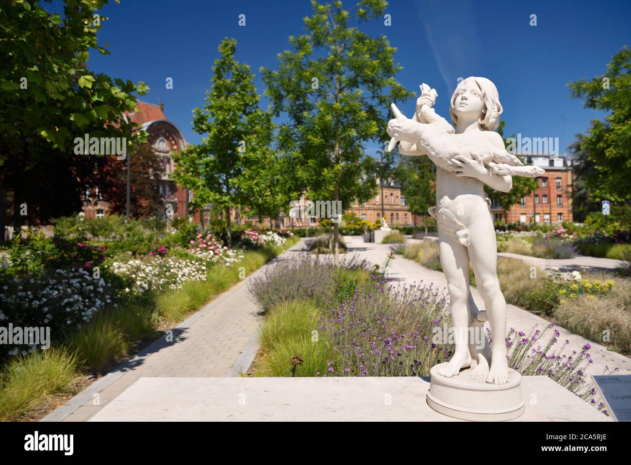 France, Nord, Valenciennes, boulevard Watteau, place le carré des arts, statue la Premi?re Offrande d'Abel par l'on Fagel en 1887 Banque D'Images