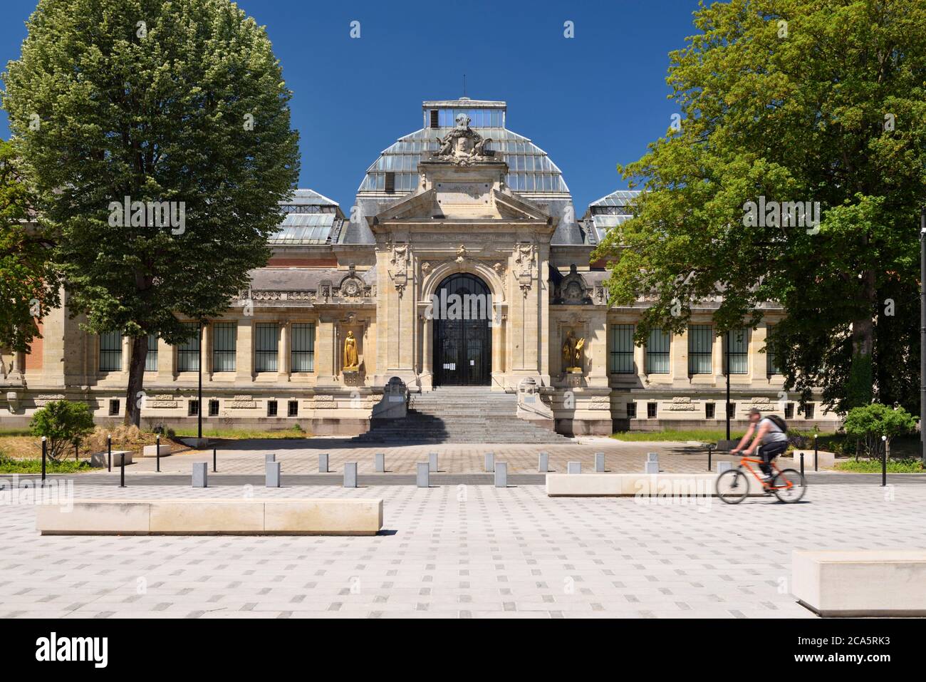 France, Nord, Valenciennes, boulevard Watteau, Musée des Beaux-Arts inauguré en 1801 et vu de la place le carré des arts, homme à vélo Banque D'Images