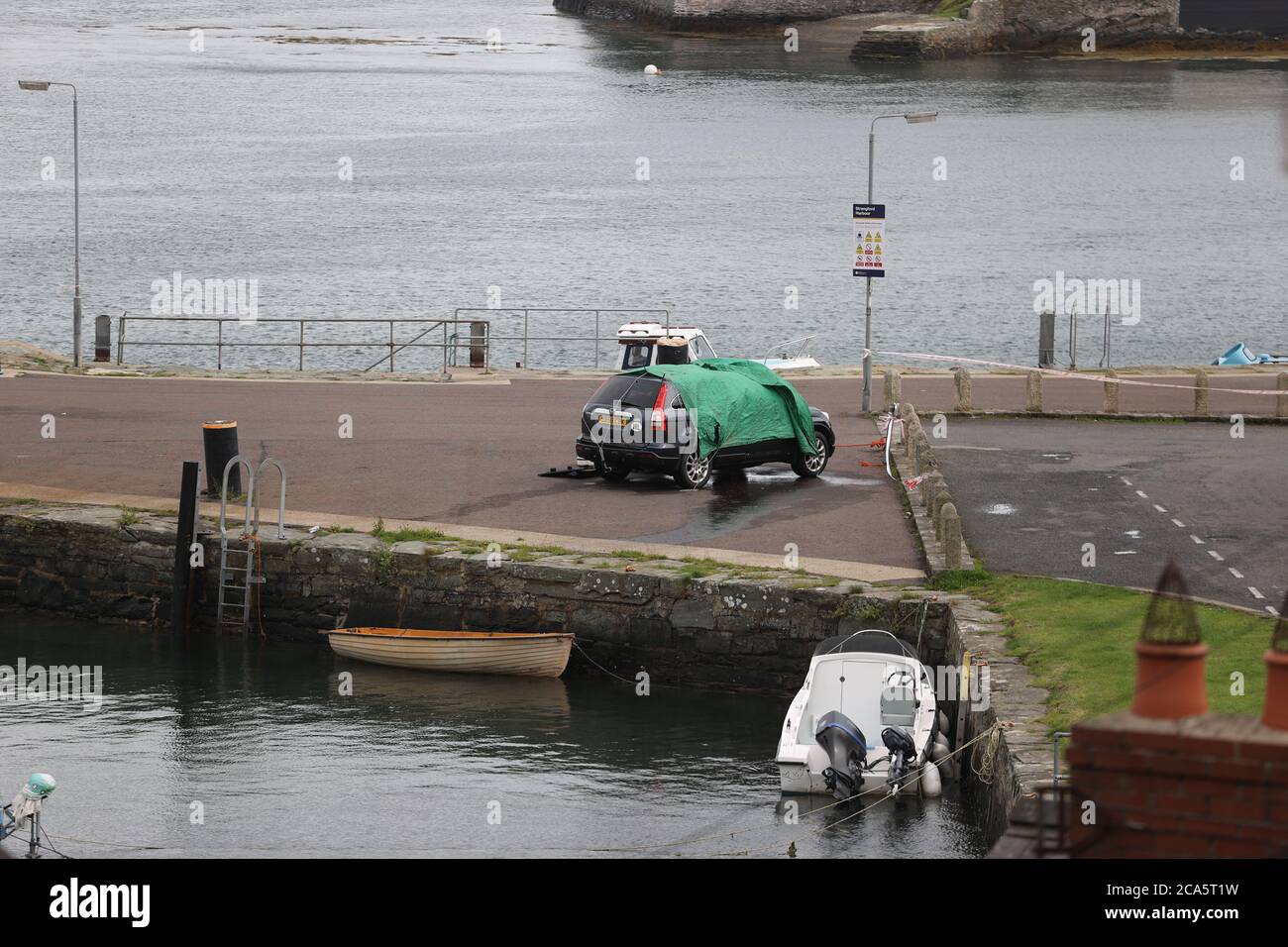 Une voiture est examinée après son entrée dans l'eau au port de Strangford, Co Down. Brian Black, qui avait travaillé comme présentateur et fabricant de programmes avec UTV, est décédé à la suite de l'incident. Banque D'Images