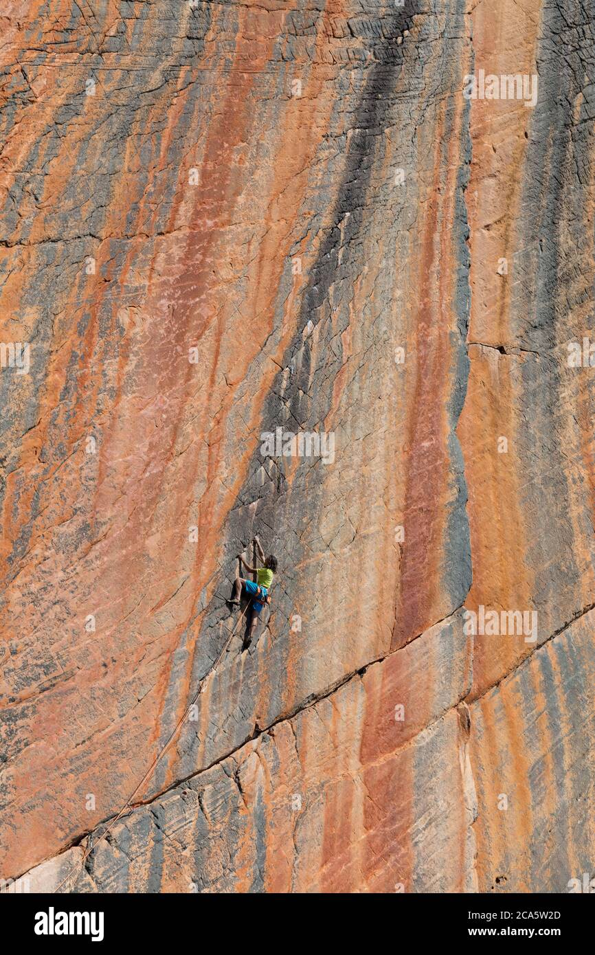 Australie, Victoria, Monts Grampiants, escalade à Eureka Wall, l'itinéraire est appelé principe Archimedes, c'est un itinéraire sans piton en place, l'escalade est faite sur les grimpeurs St?phane Husson Banque D'Images