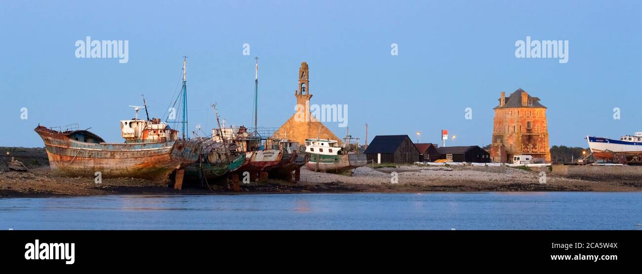 France, Finistère, Mer d'Iroise, Parc naturel régional d'Armorique (Parc naturel régional d'Armorica), presqu'île de Crozon (Péninsule de Crozon), Camaret sur Mer, le port, la chapelle notre-Dame de Rocamadour, la tour Vauban classée au patrimoine mondial de l'UNESCO, la tour polygonale construite sur un plan Vauban au XVIIe siècle et le cimetière Banque D'Images