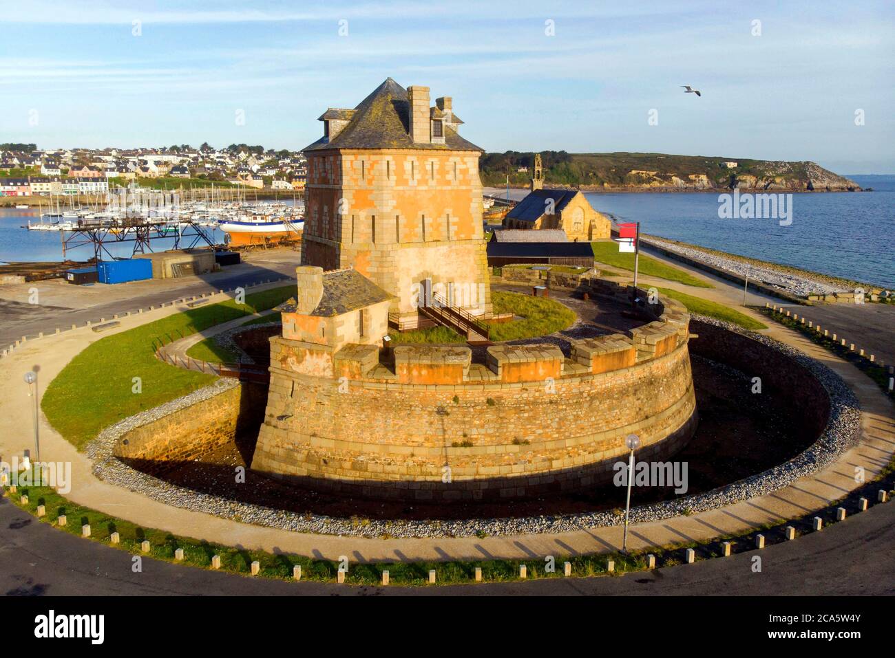 France, Finistère, Mer Iroise, Parc naturel régional d'Armorique (Parc naturel régional d'Armorica), presqu'ile de Crozon (Péninsule de Crozon), Camaret sur Mer, chapelle notre Dame de Rocamadour et tour Vauban classée au patrimoine mondial de l'UNESCO, tour polygonale construite sur un plan Vauban au XVIIe siècle (vue aérienne) Banque D'Images