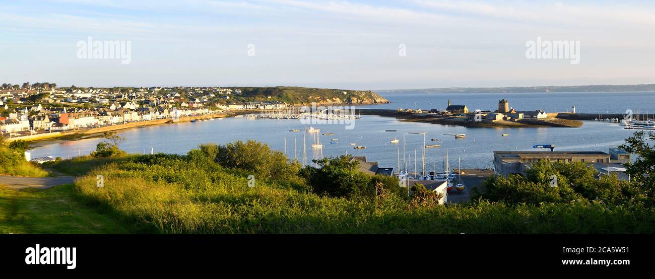 France, Finistère, Mer Iroise, Parc naturel régional d'Armorique (Parc naturel régional d'Armorica), presqu'île de Crozon (Péninsule de Crozon), Camaret sur Mer, le port, la chapelle notre-Dame de Rocamadour et la tour Vauban classée au patrimoine mondial par l'UNESCO, tour polygonale construite sur un plan Vauban au XVIIe siècle Banque D'Images
