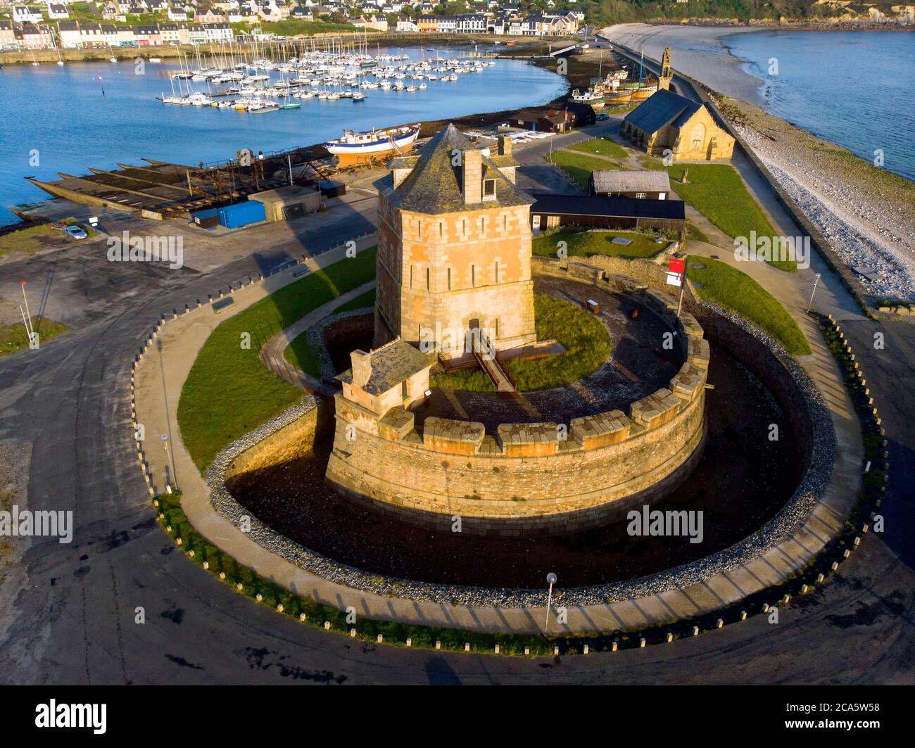 France, Finistère, Mer Iroise, Parc naturel régional d'Armorique (Parc naturel régional d'Armorica), presqu'ile de Crozon (Péninsule de Crozon), Camaret sur Mer, chapelle notre Dame de Rocamadour et tour Vauban classée au patrimoine mondial de l'UNESCO, tour polygonale construite sur un plan Vauban au XVIIe siècle (vue aérienne) Banque D'Images