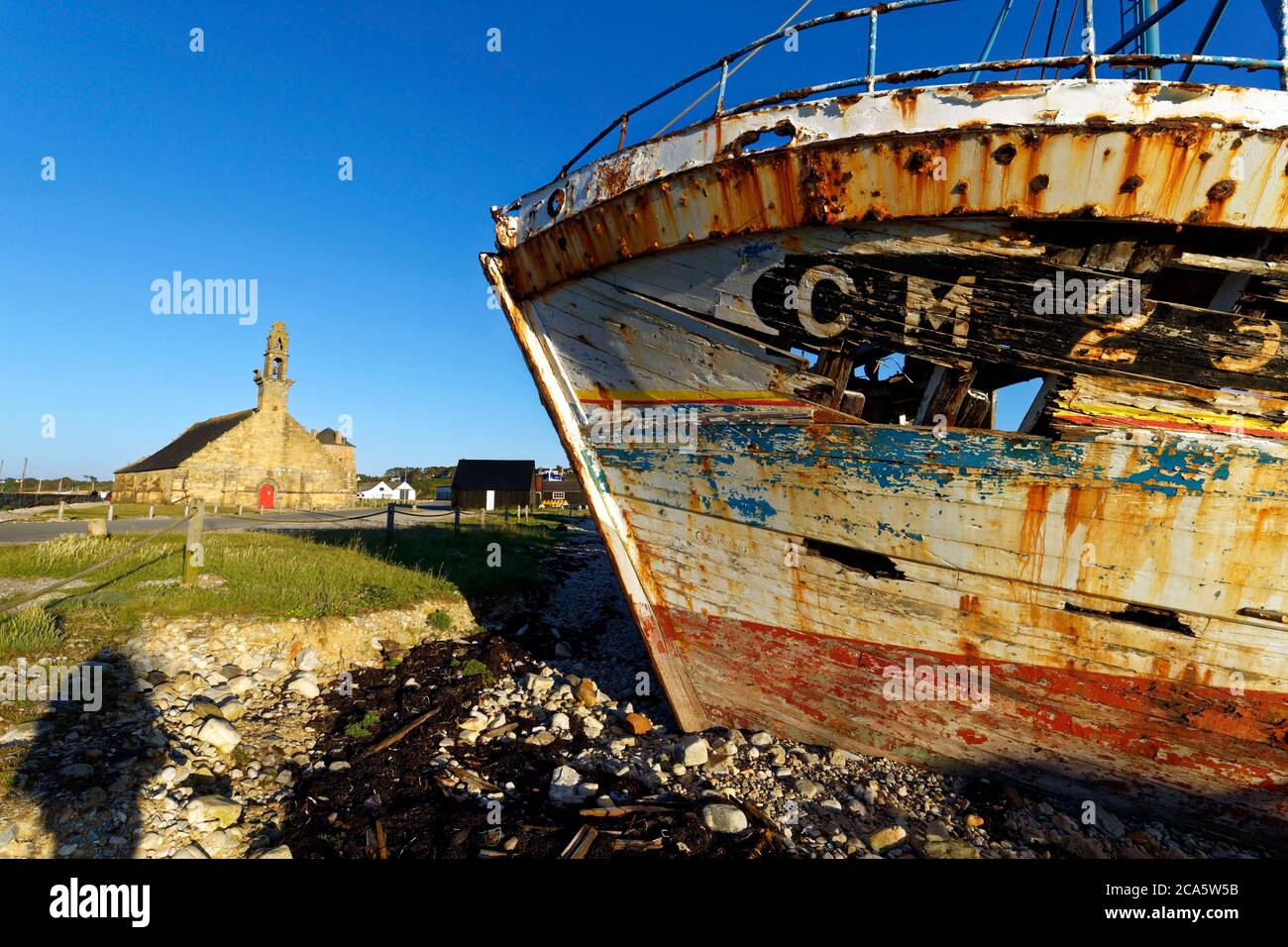 France, Manche, mer d'Iroise, Parc Naturel Régional d'Armorique (Parc Naturel Régional d'Armorique), presqu'île de Crozon, Camaret sur Mer, Notre Dame de Rocamadour chapelle, tour Vauban inscrite au Patrimoine Mondial de l'UNESCO, tour polygonale construite sur un plan Vauban au xviie siècle, cimetière de bateaux Banque D'Images