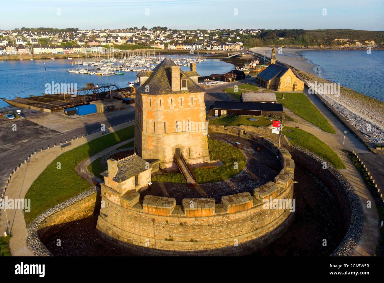France, Finistère, Mer Iroise, Parc naturel régional d'Armorique (Parc naturel régional d'Armorica), presqu'ile de Crozon (Péninsule de Crozon), Camaret sur Mer, chapelle notre Dame de Rocamadour et tour Vauban classée au patrimoine mondial de l'UNESCO, tour polygonale construite sur un plan Vauban au XVIIe siècle (vue aérienne) Banque D'Images