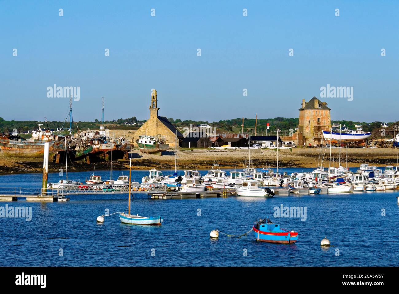 France, Finistère, Mer Iroise, Parc naturel régional d'Armorique (Parc naturel régional d'Armorica), presqu'île de Crozon (Péninsule de Crozon), Camaret sur Mer, le port, la chapelle notre-Dame de Rocamadour et la tour Vauban classée au patrimoine mondial par l'UNESCO, tour polygonale construite sur un plan Vauban au XVIIe siècle Banque D'Images