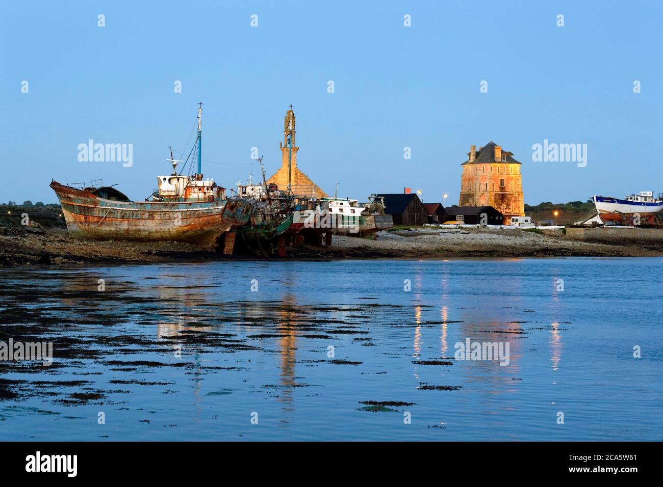 France, Finistère, Mer d'Iroise, Parc naturel régional d'Armorique (Parc naturel régional d'Armorica), presqu'île de Crozon (Péninsule de Crozon), Camaret sur Mer, le port, la chapelle notre-Dame de Rocamadour, la tour Vauban classée au patrimoine mondial de l'UNESCO, la tour polygonale construite sur un plan Vauban au XVIIe siècle et le cimetière Banque D'Images
