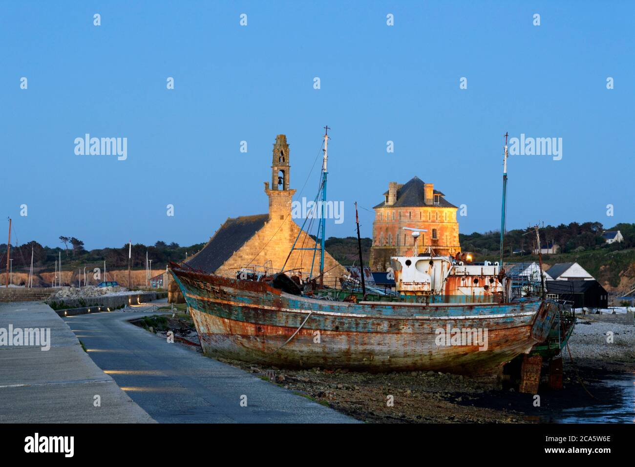 France, Finistère, Mer d'Iroise, Parc naturel régional d'Armorique (Parc naturel régional d'Armorica), presqu'île de Crozon (Péninsule de Crozon), Camaret sur Mer, le port, la chapelle notre-Dame de Rocamadour, la tour Vauban classée au patrimoine mondial de l'UNESCO, la tour polygonale construite sur un plan Vauban au XVIIe siècle et le cimetière Banque D'Images