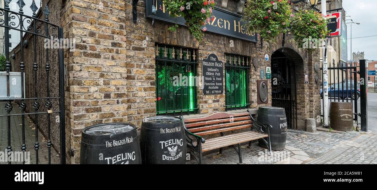 Vue extérieure de l'entrée du Brazen Head Pub, Dublin, Irlande Banque D'Images
