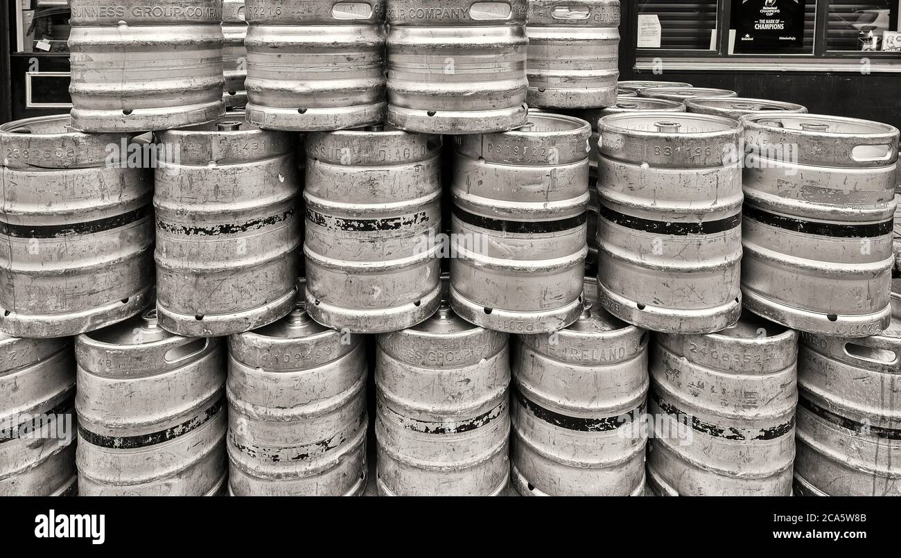 Pile de fûts de bière argentée, Dublin, Irlande Banque D'Images