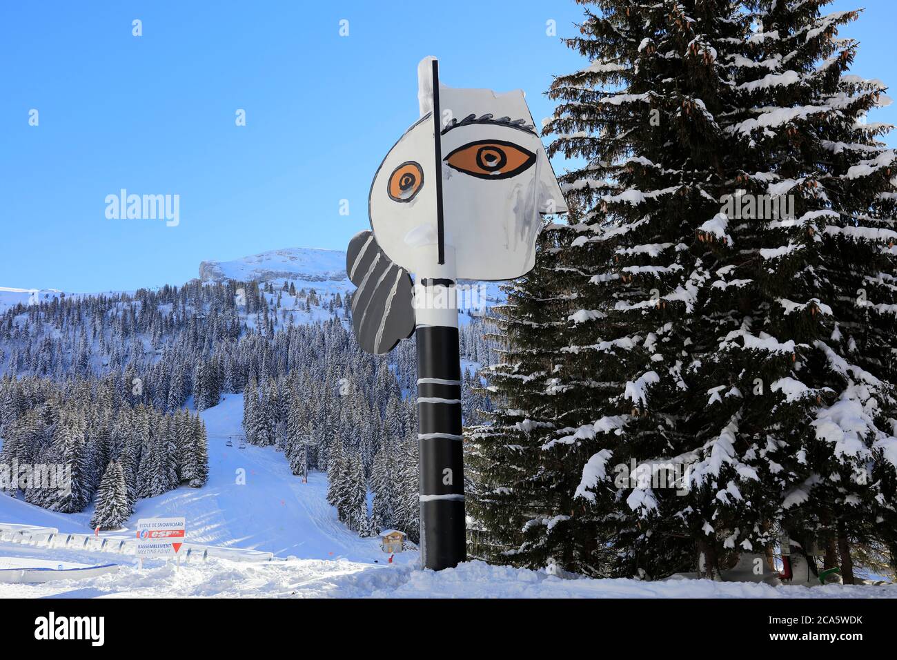 France, haute Savoie, Flaine, tête de femme, Pablo Picasso, sculpture peinte (1991) peinture acrylique et vernis sur panneaux composites polymérisés à chaud sur des nids d'abeilles montés sur fût métallique hauteur : Agrandissement de 12m selon le modèle original, créé en petite taille (environ 8O cm) en 1957, et conservé au Musée national Picasso à Paris Banque D'Images