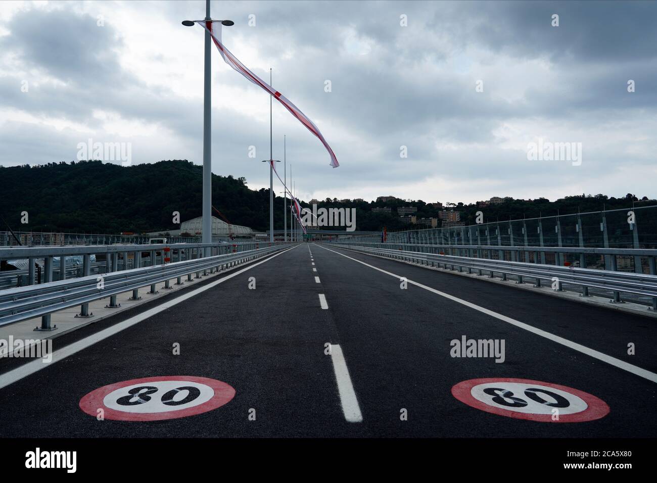 Gênes, Italie. 03ème août 2020. Vue sur le nouveau pont de San Giorgio avant la cérémonie d'inauguration officielle. Le nouveau pont de San Giorgio conçu par l'architecte Renzo Piano remplace le pont de Morandi qui s'est effondré en août 2018 et le nouveau pont doit rouvrir le 05 août 2020 lors de la cérémonie d'inauguration. Crédit : SOPA Images Limited/Alamy Live News Banque D'Images