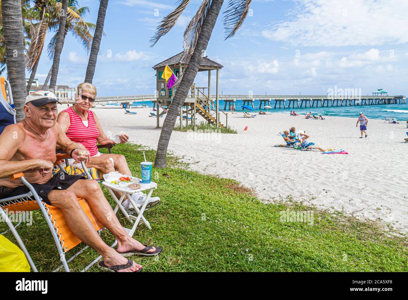 Deerfield Beach Florida, palmiers, sable, public, océan Atlantique, côte d'eau, rivage, surf, bains de soleil, adultes homme hommes hommes, femme femme femme dame, coup d'Etat Banque D'Images