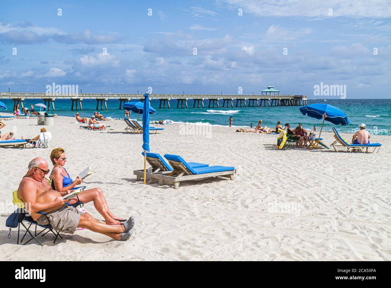 Deerfield Beach Florida, sable, public, océan Atlantique, côte d'eau, rivage, surf, bains de soleil, adultes homme hommes hommes, femme femme femme dame, couple, parapluie Banque D'Images