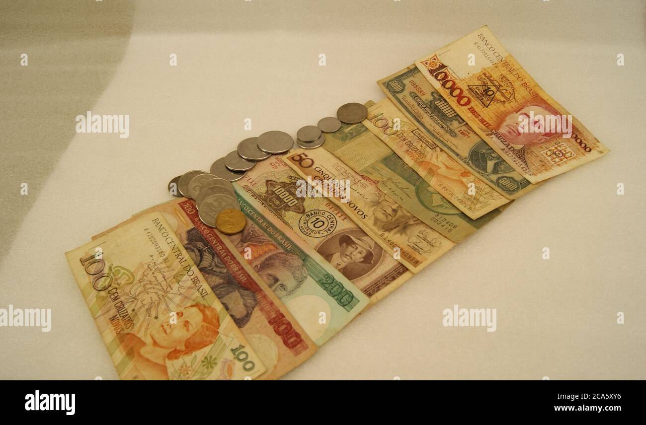 Billets et pièces brésiliens, billets en papier brésiliens, placés côte à côte, comparatif, vue latérale, fond blanc, argent hors circulation Banque D'Images