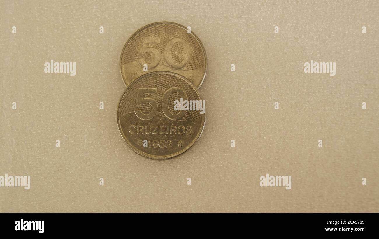 Pièces cinquante croisières, photographiées avant et arrière, utilisées au Brésil dans les années 80, photo documentaire, Brésil, Amérique du Sud, avec espace de copie Banque D'Images