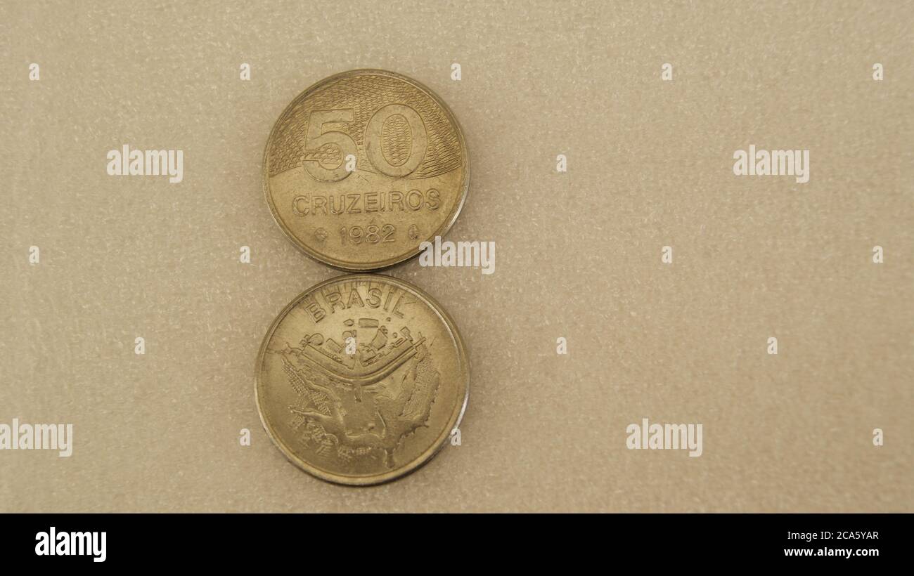 Pièces cinquante croisières, photographiées avant et arrière, utilisées au Brésil dans les années 80, photo documentaire, Brésil, Amérique du Sud Banque D'Images