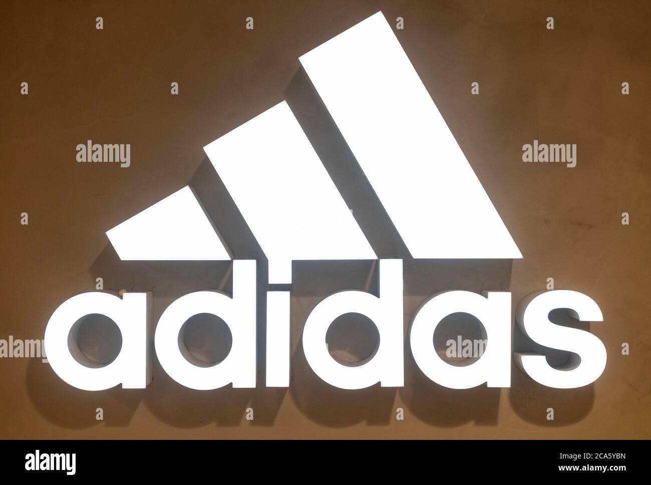 Hong Kong, Chine. 04e août 2020. Logo Adidas de la marque allemande multinationale de vêtements de sport vu à Hong Kong. Crédit : SOPA Images Limited/Alamy Live News Banque D'Images