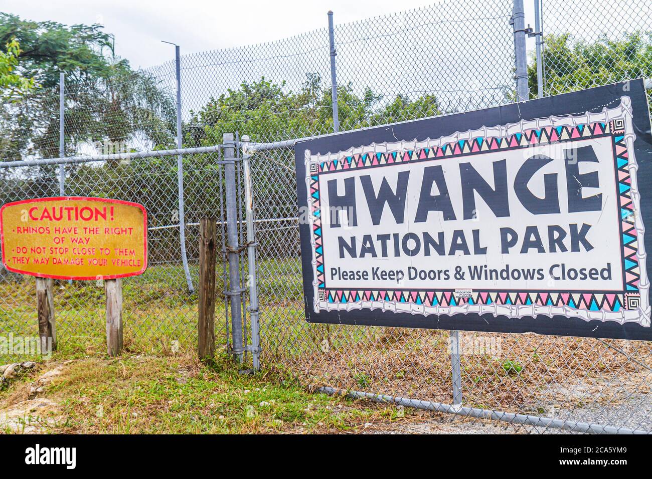 West Palm Beach Florida, Loxahatchee, Lion Country Safari à travers, animaux sauvages Hwange National Park avertissement garder les fenêtres fermées, grande clôture haute Banque D'Images