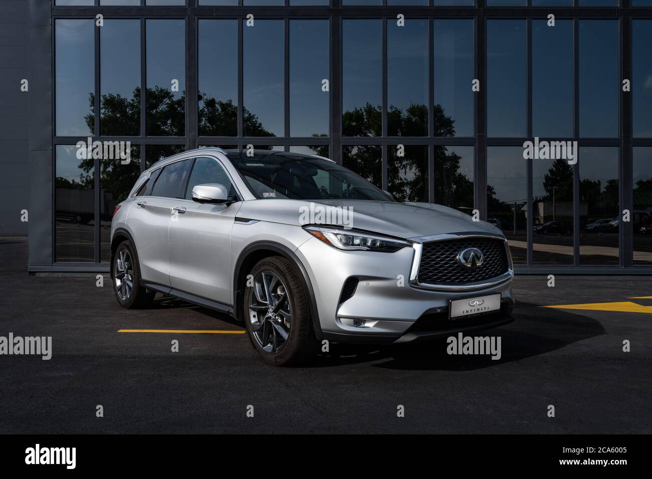 Kiev, Ukraine - 9 juin 2020 : gris Infiniti QX50 sur le parking devant le mur de verre Banque D'Images